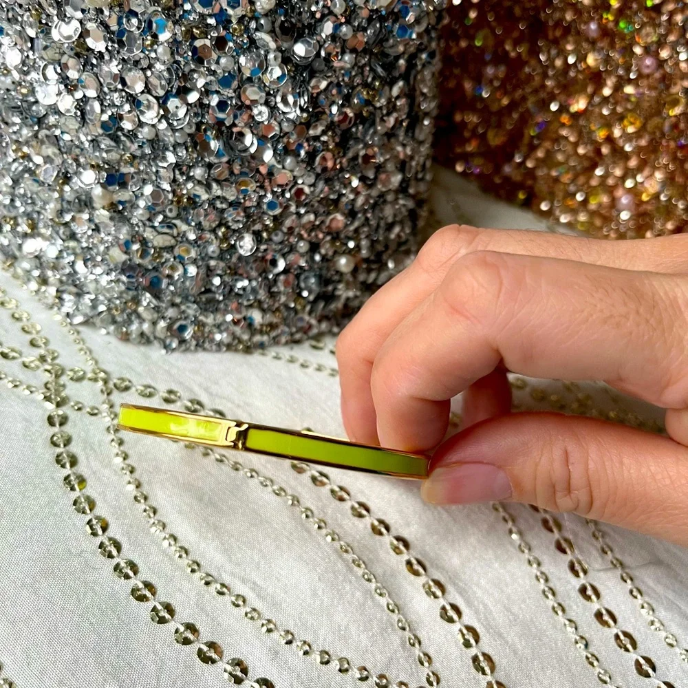 KATE SPADE HERITAGE BANGLE HINGE BRACELET IN YELLOW-GREEN - Picture 3 of 4